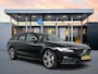 Volvo V90 T6 Recharge AWD Ultra Dark | 20" | Luchtvering | Bowers & Wilkins | Sportstoelen | 360 Camera | Gelamineerd en Getint glas | Trekhaak | Alarm klasse 3 | Head-up | Stoel/stuur/achterbankverwarming