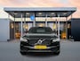 Volvo V90 T6 Recharge AWD Ultra Dark | 20" | Luchtvering | Bowers & Wilkins | Sportstoelen | 360 Camera | Gelamineerd en Getint glas | Trekhaak | Alarm klasse 3 | Head-up | Stoel/stuur/achterbankverwarming
