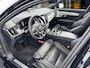 Volvo V90 T6 Recharge AWD Ultra Dark | 20" | Luchtvering | Bowers & Wilkins | Sportstoelen | 360 Camera | Gelamineerd en Getint glas | Trekhaak | Alarm klasse 3 | Head-up | Stoel/stuur/achterbankverwarming