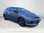 Toyota Auris 1.8 Hybrid Executive NIEUW BINNEN, NIEUWE FOTO'S VOLGEN ZSM | Automaat | Elektrisch en verwarmbare buitenspiegels | Cruise Control | Climate Control | Navigatiesysteem | Parkeersensoren voor- en achter | 12 maanden BOVAG garantie