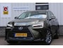 Lexus NX 350h*Lexus fabr.garantie t/m 05-2033*Perfect Lexus Onderh.*BTW*ACC/Stoelverw./Stuurverw./Camera/Proact. Rijass./Rijstrook/DAB/LED/Half Leder-alcant./18 inch LM*
