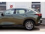 Lexus NX 350h*Lexus fabr.garantie t/m 05-2033*Perfect Lexus Onderh.*BTW*ACC/Stoelverw./Stuurverw./Camera/Proact. Rijass./Rijstrook/DAB/LED/Half Leder-alcant./18 inch LM*