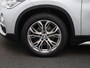 BMW X1 sDrive18i High Executive | AUTOMAAT | PANORAMADAK | LEDER | HEAD UP DISPLAY | ACHTERUITRIJCAMERA | ADAPTIVE CRUISE CONTROL | SPORTSTOELEN | ELEKTRISCHE BESTUURDERSTOEL MET GEHEUGEN | LED KOPLAMPEN | ELEKTRISCHE ACHTERKLEP | STOELVERWARMING | TREKHAAK |