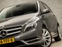 Mercedes-Benz B-klasse 180 Ambition Sport (NAVIGATIE, GETINT GLAS, LM VELGEN, LEDER, SPORTSTOELEN, XENON, PARKEERSENSOREN, CRUISE, NIEUWE APK, NIEUWSTAAT)