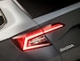 Skoda Karoq 1.5 TSI ACT Ambition Business 150Pk Automaat (APPLE CARPLAY, GROOT NAVI, CAMERA, TREKHAAK, SPORTSTOELEN, GETINT GLAS, PARKEERSENSOREN, CRUISE, NIEUWSTAAT)