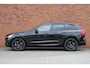 Volvo XC60 T8 AWD Ultra Black Edition | Luchtvering | Premium Harman/Kardon Audio | Semi-Elektrische Trekhaak | 360 Graden Camera | Verwarmbare Voor- En Achterstoelen | Elektrisch Glazen Panorama-Dak | Apple Carplay/Android Auto | Adaptieve Cruise Control | Draadloze Telefoonlader | LED Koplampen | Dodehoekdetectie Met Correctie | Electronic Climate Control | Navigatiesysteem | Rijstrooksensor Met Correctie