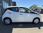 Toyota Aygo 1.0 VVT-i x-fun van 2de Eigenaar in 5 drs en bluetooth telefoon en airco en cruise controle