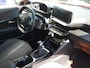 Peugeot 208 1.2 PureTech 100pk Allure Navigatie | 3D-cockpit | Afneembare trekhaak | Cruise & Climate control | Parkeersensoren | 4seasonsbanden | Bluetooth | LMV