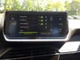 Peugeot 208 1.2 PureTech 100pk Allure Navigatie | 3D-cockpit | Afneembare trekhaak | Cruise & Climate control | Parkeersensoren | 4seasonsbanden | Bluetooth | LMV