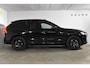 Volvo XC60 T6 350PK AWD Plus Black Edition / Adaptieve cruise control / Harman Kardon / BLIS / Panoramadak / Apple carplay / Parkeersensoren met 360 camera / Elektrische achterklep / Elektrische stoelen met geheugen / Stoel en stuurwielverwarming / 21” velgen / Trekhaak /
