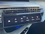 Peugeot E-3008 Allure Avantage 73 kWh | Leder | Stoel en stuurverwarming | Adaptieve cruise control | Navigatie | Warmtepomp