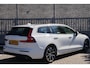 Volvo V60 2.0 B3 Momentum Advantage | Adaptieve Cruise Control | Stoel-/Stuur-/Voorruitverwarming | Dodehoek detectie | Parkeercamera | Navigatie | Apple CarPlay & Android Auto | Trekhaak |