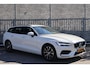 Volvo V60 2.0 B3 Momentum Advantage | Adaptieve Cruise Control | Stoel-/Stuur-/Voorruitverwarming | Dodehoek detectie | Parkeercamera | Navigatie | Apple CarPlay & Android Auto | Trekhaak |