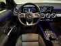 Mercedes-Benz GLB 250 AMG Line 224 PK / Incl BTW / Automaat / Panoramadak / AMG Leder Sport Stoel Pakket / 19" LM Velgen / Apple Carplay / Navigatie / Camera / LED / 1e Eigenaar!