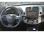 Toyota RAV4 2.0 VVTi Dynamic 2WD Zeer complete RAV 4 onderhoudshistorie compleet aanwezig laatste beurt bij 155000km met oa key less navigatie leren bekleding camera pdc trekhaak stoelverwarming elektr verstelbare stoel lmv.