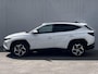 Hyundai Tucson 1.6 T-GDI PHEV Premium 4WD 265pk automaat / Weinig km / Dealer onderhouden / Accu SoH 100% / Trekgewicht 1.350 kg / Adaptief CC / Lederen Bekleding  / 19" LMV / Stuur- en Stoelverwarming / Camera 360° / Stoelventilatie /