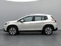 Peugeot 2008 SUV 1.2 110 pk Allure | Navigatie | Parkeersensoren Achter | Trekhaak | LED Dagrijverlichting | Dakrails | Mistlampen Voor | Lederen Stuurwiel | Climate Control | Cruise Control | 16" Lichtmetalen Velgen | Centrale Deurvergrendeling met Afstandsbediening |