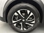 Peugeot 2008 SUV 1.2 130 pk Automaat Allure Pack | Navigatie via Apple Carplay/Android Auto | Achteruitrijcamera | Parkeersensoren Achter | LED Koplampen | Volledig Digitaal Instrumentenpaneel | DAB Ontvanger | Climate Control | Cruise Control | 17" Lichtmetalen Velgen |
