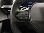 Peugeot 2008 SUV 1.2 130 pk Automaat Allure Pack | Navigatie via Apple Carplay/Android Auto | Achteruitrijcamera | Parkeersensoren Achter | LED Koplampen | Volledig Digitaal Instrumentenpaneel | DAB Ontvanger | Climate Control | Cruise Control | 17" Lichtmetalen Velgen |