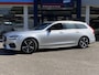 Volvo V90 2.0 T4 Business Sport / Automaat / NL-Auto / Dealer-Onderhouden / 1e-Eigenaar / R-Design / Polestar-Engineered / Apple-Carplay & Android-Auto / Luxe Vol-Leder / Stoelverwarming / Harman-Kardon / Keyless / LED / DAB Radio-Bluetooth / Navi / Adaptieve Cruise-Control / Electronic Climate-Control / Pilot-Assist / Autom. Stoelen met geheugen / E-Achterklep / PDC V+A / 18'' LMV / ENZ.