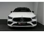 Mercedes-Benz CLA Shooting Brake 220 AMG Line / CLA45 AMG Diffuser / Panamericana Grill / Panoramadak / Burmester Surround Sound / Stoelverwarming / LED High Performance koplampen / Nightpakket / Agility Control / Trekhaak (zwenkbaar) / Ambienteverlichting / Widescreen / 19'' LMV / Elektr. bedienbare achterklep / Dodehoekdetectie / Adaptive Cruise Control / Navigatie