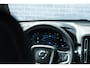 Volvo XC40 B4 Mild Hybride 197 pk Plus Dark Automaat | Trekhaak | BLIS | Verwarmbare voorruit | Adaptive Cruise control