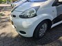 Toyota Aygo 1.0-12V Xcite White | 2E EIGENAAR | 12MND GARANTIE | AIRCO | ELEC RAMEN