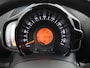 Peugeot 108 Allure 72 pk | Navigatie via Apple Carplay/Android Auto | Achteruitrijcamera | LED Dagrijverlichting | Keyless Entry/Start | Lederen Stuurwiel | DAB Ontvanger | Start/Stop Systeem | Climate Control | 15" Lichtmetalen Velgen |