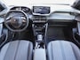 Peugeot 2008 1.2 PureTech 130pk Automaat Allure Navigatie Apple Carplay/Android Auto 360 camera Parkeersensoren Blind Spot Assist Adaptive Cruise Control Stoelverwarming Getinte ramen Climate Control