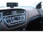 Hyundai i20 1.2-85pk HP i-Motion Comfort. Keurige en goed rijdende 5drs. Hyundai voor nog jaren rijplezier ! Autm. airco, trekhaak, telefoonvoorbereiding., metallic lak, cruise cntrl etc.