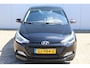 Hyundai i20 1.2-85pk HP i-Motion Comfort. Keurige en goed rijdende 5drs. Hyundai voor nog jaren rijplezier ! Autm. airco, trekhaak, telefoonvoorbereiding., metallic lak, cruise cntrl etc.