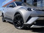 Toyota C-HR 1.8 Hybrid Adventure / Automaat / NL-Auto / Dealer-Onderhouden / Vol-Leder / Stoelverwarming / Treeplanken / Adaptieve Cruise-Control / Keyless / Dodehoek-Detectie / DAB Radio-Bluetooth / Navi / JBL-Audio / PDC V+A met Camera / 18'' LMV / ENZ.