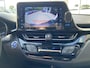 Toyota C-HR 1.8 Hybrid Adventure / Automaat / NL-Auto / Dealer-Onderhouden / Vol-Leder / Stoelverwarming / Treeplanken / Adaptieve Cruise-Control / Keyless / Dodehoek-Detectie / DAB Radio-Bluetooth / Navi / JBL-Audio / PDC V+A met Camera / 18'' LMV / ENZ.