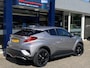 Toyota C-HR 1.8 Hybrid Adventure / Automaat / NL-Auto / Dealer-Onderhouden / Vol-Leder / Stoelverwarming / Treeplanken / Adaptieve Cruise-Control / Keyless / Dodehoek-Detectie / DAB Radio-Bluetooth / Navi / JBL-Audio / PDC V+A met Camera / 18'' LMV / ENZ.