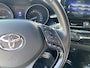 Toyota C-HR 1.8 Hybrid Adventure / Automaat / NL-Auto / Dealer-Onderhouden / Vol-Leder / Stoelverwarming / Treeplanken / Adaptieve Cruise-Control / Keyless / Dodehoek-Detectie / DAB Radio-Bluetooth / Navi / JBL-Audio / PDC V+A met Camera / 18'' LMV / ENZ.