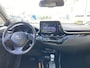 Toyota C-HR 1.8 Hybrid Adventure / Automaat / NL-Auto / Dealer-Onderhouden / Vol-Leder / Stoelverwarming / Treeplanken / Adaptieve Cruise-Control / Keyless / Dodehoek-Detectie / DAB Radio-Bluetooth / Navi / JBL-Audio / PDC V+A met Camera / 18'' LMV / ENZ.