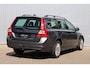 Volvo V70 2.5T Momentum | Youngtimer| Trekhaak| Verwarmbare voorstoelen| Dealer onderhouden| Roofrails