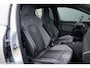 Volkswagen Golf 1.5 eTSI R-Line Business 150pk dsg. i Qlight. Stoel Verw. 19 inch lm.