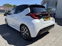 Toyota Yaris 1.5 HYBRID EXECUTIVE PANODAK JBL-AUDIO PARKSENSOREN V+A HEAD-UP NAVI BLIND-SPOT STOEL/STUURVERW  KEYLESS NL-AUTO DEALERONDERHOUDEN