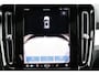 Volvo XC40 B4 Core - IntelliSafe Assist & Surround - Parkeercamera achter - Verwarmde voorstoelen, stuur & achterbank - Parkeersensoren voor & achter - Draadloze tel. lader - Standkachel - Extra getint glas - Elektr. inklapbare trekhaak - 18' LMV
