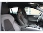 Volvo V60 B4 AUT7 198PK Plus Dark | Verwarmbare Voorstoelen | Achteruitrijcamera | Adaptieve Cruise Control | Dodehoekdetectie Met Correctie | Draadloze Telefoonlader | Parkeersensoren | Electronic Climate Control | Luxe Lederen Bekleding | Navigatiesysteem | Verwarmbaar Stuurwiel