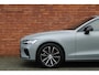 Volvo V60 B4 AUT7 198PK Plus Dark | Verwarmbare Voorstoelen | Achteruitrijcamera | Adaptieve Cruise Control | Dodehoekdetectie Met Correctie | Draadloze Telefoonlader | Parkeersensoren | Electronic Climate Control | Luxe Lederen Bekleding | Navigatiesysteem | Verwarmbaar Stuurwiel