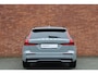 Volvo V60 B4 AUT7 198PK Plus Dark | Verwarmbare Voorstoelen | Achteruitrijcamera | Adaptieve Cruise Control | Dodehoekdetectie Met Correctie | Draadloze Telefoonlader | Parkeersensoren | Electronic Climate Control | Luxe Lederen Bekleding | Navigatiesysteem | Verwarmbaar Stuurwiel