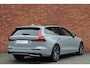 Volvo V60 B4 AUT7 198PK Plus Dark | Verwarmbare Voorstoelen | Achteruitrijcamera | Adaptieve Cruise Control | Dodehoekdetectie Met Correctie | Draadloze Telefoonlader | Parkeersensoren | Electronic Climate Control | Luxe Lederen Bekleding | Navigatiesysteem | Verwarmbaar Stuurwiel