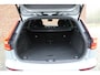 Volvo V60 B4 AUT7 198PK Plus Dark | Verwarmbare Voorstoelen | Achteruitrijcamera | Adaptieve Cruise Control | Dodehoekdetectie Met Correctie | Draadloze Telefoonlader | Parkeersensoren | Electronic Climate Control | Luxe Lederen Bekleding | Navigatiesysteem | Verwarmbaar Stuurwiel