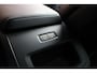 Volvo V60 B4 AUT7 198PK Plus Dark | Verwarmbare Voorstoelen | Achteruitrijcamera | Adaptieve Cruise Control | Dodehoekdetectie Met Correctie | Draadloze Telefoonlader | Parkeersensoren | Electronic Climate Control | Luxe Lederen Bekleding | Navigatiesysteem | Verwarmbaar Stuurwiel