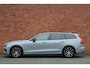 Volvo V60 B4 AUT7 198PK Plus Dark | Verwarmbare Voorstoelen | Achteruitrijcamera | Adaptieve Cruise Control | Dodehoekdetectie Met Correctie | Draadloze Telefoonlader | Parkeersensoren | Electronic Climate Control | Luxe Lederen Bekleding | Navigatiesysteem | Verwarmbaar Stuurwiel