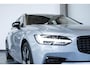 Volvo V90 T6 Automaat Plug-in hybrid AWD Ultra Dark | Adaptive cruise control | 360° parkeercamera | Parkeersensoren voor + achter | Harman Kardon premium audio | Lederen bekleding | Panoramadak | Wegklapbare trekhaak | BLIS | Google infotainment