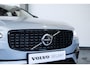 Volvo V90 T6 Automaat Plug-in hybrid AWD Ultra Dark | Adaptive cruise control | 360° parkeercamera | Parkeersensoren voor + achter | Harman Kardon premium audio | Lederen bekleding | Panoramadak | Wegklapbare trekhaak | BLIS | Google infotainment