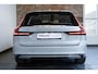 Volvo V90 T6 Automaat Plug-in hybrid AWD Ultra Dark | Adaptive cruise control | 360° parkeercamera | Parkeersensoren voor + achter | Harman Kardon premium audio | Lederen bekleding | Panoramadak | Wegklapbare trekhaak | BLIS | Google infotainment